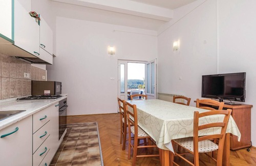Supetarska Draga Apartment | Cozy Island Apartment with Ocean View and Spa Amenities
