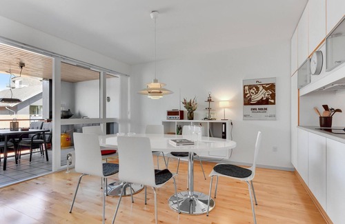 Grasten Apartment | Bright and Modern Marina Apartment with Ocean Views