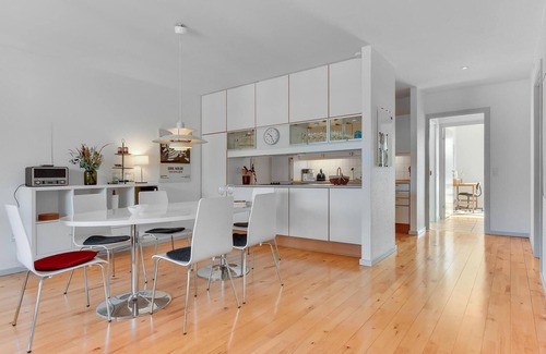 Grasten Apartment | Bright and Modern Marina Apartment with Ocean Views