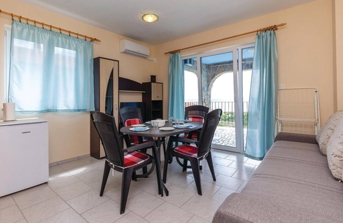 Klenovica Apartment | Cozy 1 Bedroom Retreat with Ocean View in Klenovica