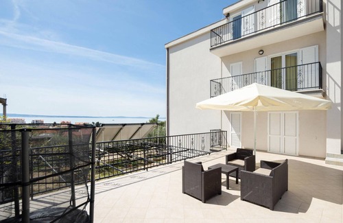 Podstrana Apartment | Cozy Apartment with Ocean View and Pet-Friendly Amenities