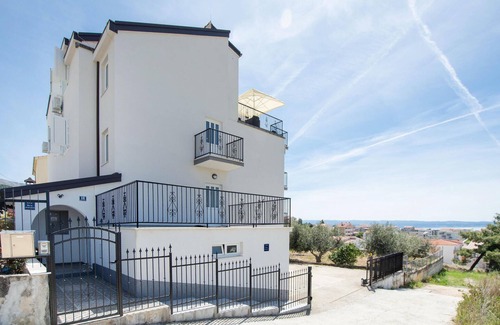 Podstrana Apartment | Cozy Apartment with Ocean View and Pet-Friendly Amenities