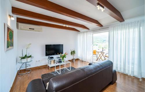 Rozat Apartment | Cozy Apartment in Mokosica with Family-Friendly Kitchen