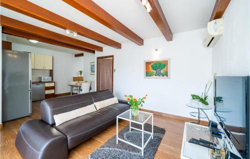 Rozat Apartment | Cozy Apartment in Mokosica with Family-Friendly Kitchen