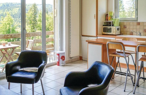 Premanon Apartment | Top-Rated 1 Bedroom Getaway in Premanon with Spa & Kitchen