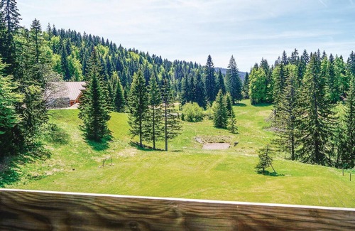 Premanon Apartment | Top-Rated 1 Bedroom Getaway in Premanon with Spa & Kitchen