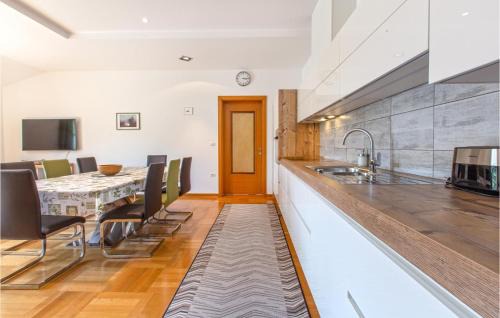 Piran Apartment | Ideal 3-Bedroom Apartment in Portoroz with Sauna & Wifi