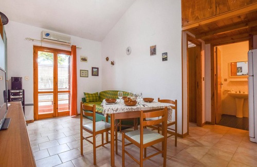 Acquarone Apartment | Cozy 1 Bedroom Getaway in Acqualadrone with Lake View
