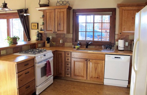 Cherry Hill House | Exceptional Guesthouse in Peaceful Downtown Setting
