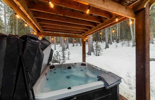 Bragg Creek House | Ideal Family Getaway in Bragg Creek with Hot Tub & Pets Welcome