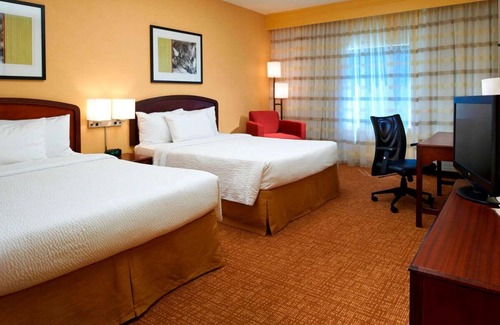 West Dundee House | Discover Relaxing Units with Pool and Pet-Friendly Perks!