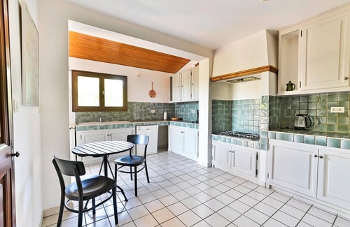Saint-Pierre-de-Vassols House | Idyllic Cottage with Private Garden and Pool Access