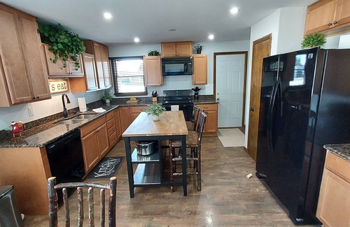 Manteno House | Perfect Family Retreat with Two King Beds & Smart TVs