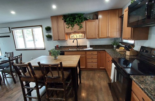 Manteno House | Perfect Family Retreat with Two King Beds & Smart TVs