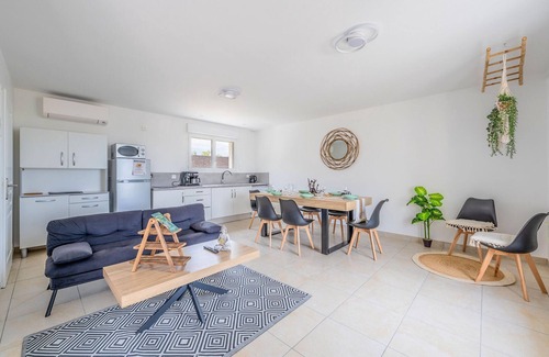 Belves-de-Castillon House | Awesome home in Belves-De-Castillon
