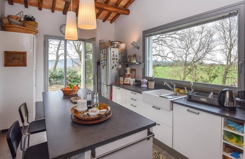 Ischia di Castro House | Cozy 2-Bedroom Retreat in Ischia di Castro with Spa