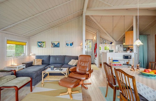Allingabro House | Cozy Beach Cottage with Fireplace and Ocean Views