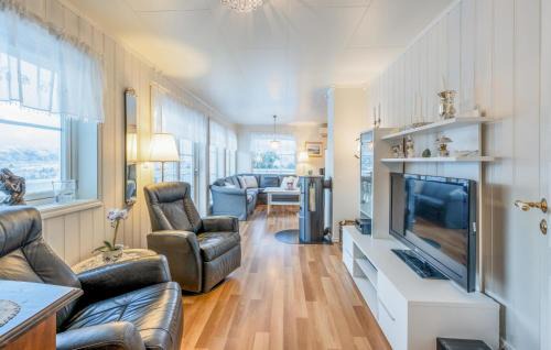 Gulen Municipality House | Cozy Home in Ånneland with Free Wifi for Family Fun