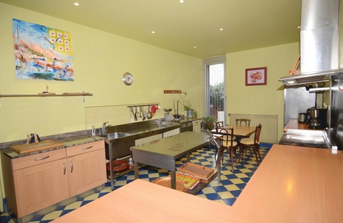 Albaron House | Spacious Retreat: Six Bedrooms for up to 14 Guests