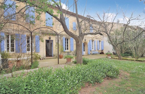 Albaron House | Spacious Retreat: Six Bedrooms for up to 14 Guests