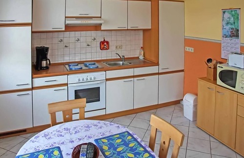 Carpin House | Perfect 1 Bedroom Retreat with Spa and Lake Views in Carpin