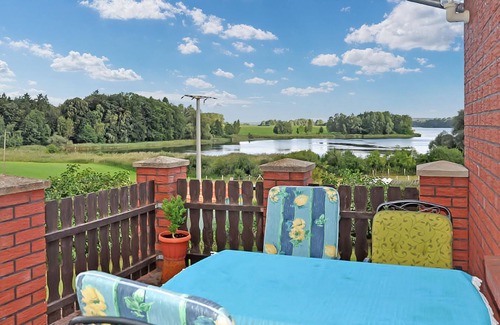Carpin House | Perfect 1 Bedroom Retreat with Spa and Lake Views in Carpin