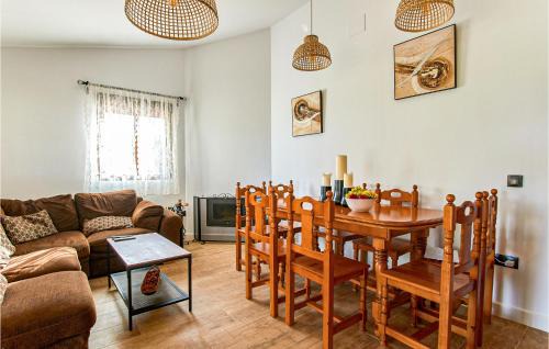 Colmenar House | Convenient Pet-Friendly Retreat in Colmenar with Kitchen
