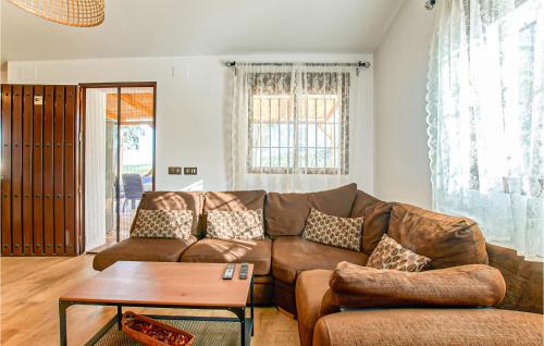 Colmenar House | Convenient Pet-Friendly Retreat in Colmenar with Kitchen