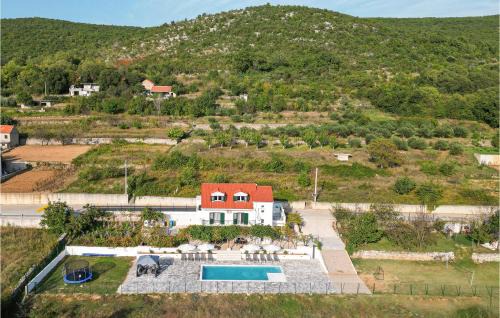 Dicmo House | Delightful Home in Dicmo Prisoje with Pool & Family-Friendly