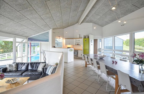 Lyngsbæk Strand House | Ideal Getaway for Families with Pool and Ocean Views