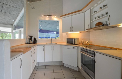 Lyngsbæk Strand House | Ideal Getaway for Families with Pool and Ocean Views