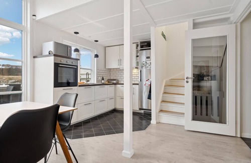 Øer Strand House | Family-Friendly Waterfront Retreat with Pool and Spa