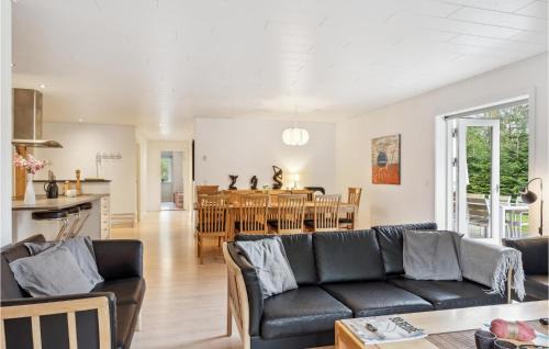 Farvang House | Cozy Retreat in Frvang with Kitchen and Family-Friendly Amenities