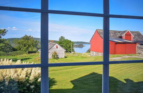 Fitjar House | Scenic Cottage with Fjord View and Family-Friendly Amenities