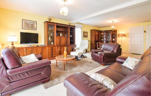 Blonville-sur-Mer House | Inviting Stay in Blonville-Sur-Mer with Full Kitchen