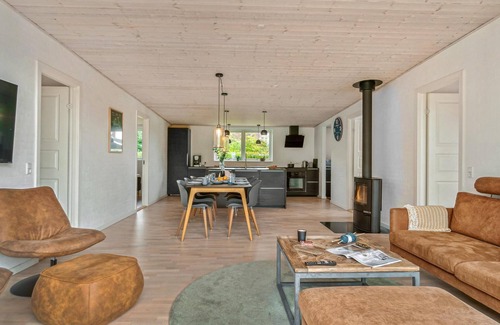 Grena Strand House | Cozy Cottage with Family-Friendly Outdoor Space and Ocean Views