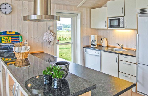 Flovt Strand House | Cozy 3-Bedroom Retreat with Ocean Views in Haderslev