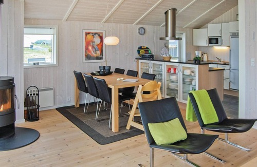 Flovt Strand House | Cozy 3-Bedroom Retreat with Ocean Views in Haderslev