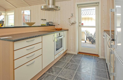 Flovt Strand House | Cozy 3-Bedroom Retreat with Ocean Views in Haderslev