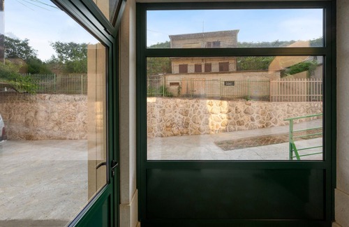 Cavoglave House | Top-Rated 4 Bedroom Retreat in Mirlovic Polje Awaits