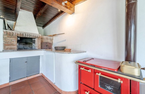 Montemarzino House | Pet-Friendly 6 Bedroom Retreat with Pool in Montemarzino