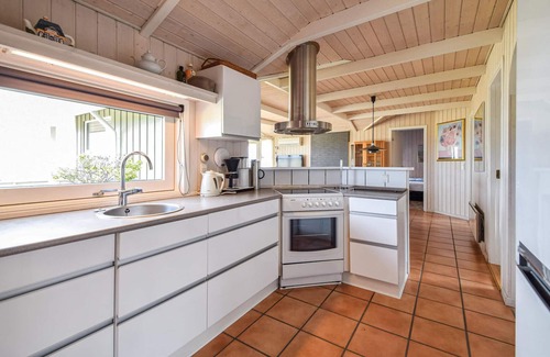 Juelsminde House | Cozy Oceanfront Cottage in Juelsminde with Spa Amenities