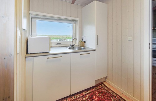 Juelsminde House | Cozy Oceanfront Cottage in Juelsminde with Spa Amenities