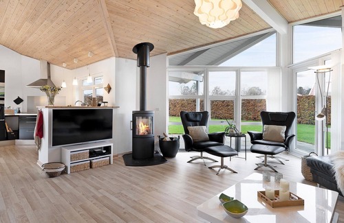 Pøt Strandby House | Atmospheric Oceanfront Vacation Home with Spa & Lake Views
