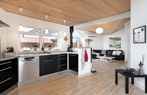 Pøt Strandby House | Atmospheric Oceanfront Vacation Home with Spa & Lake Views