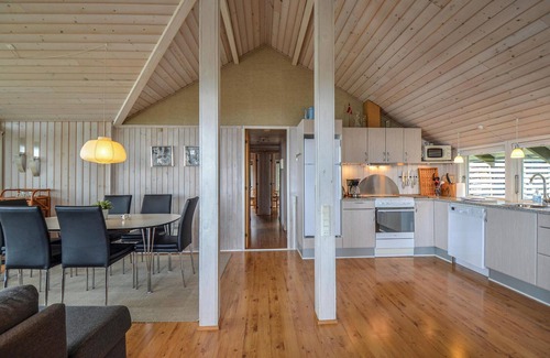 Knebel House | Experience Breathtaking Panoramic Views for Your Family
