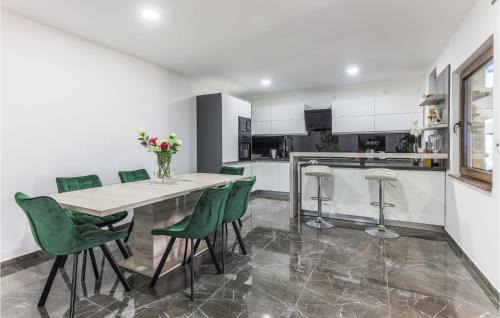Semeljci House | Cozy Koritna Retreat with Wifi and Family-Friendly Pool