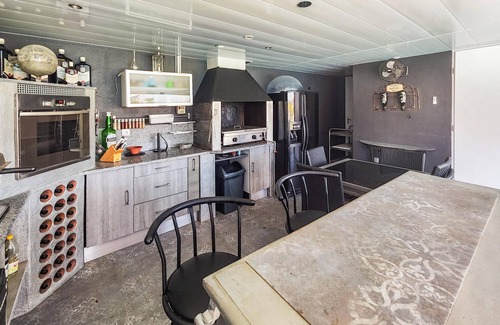La Redorte House | Cozy Cottage Retreat with Pool and Outdoor Kitchen Escape