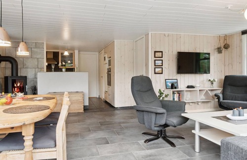 Nørre Lyngby House | Inviting 2 Bedroom Retreat with Oceanfront Views in Løkken