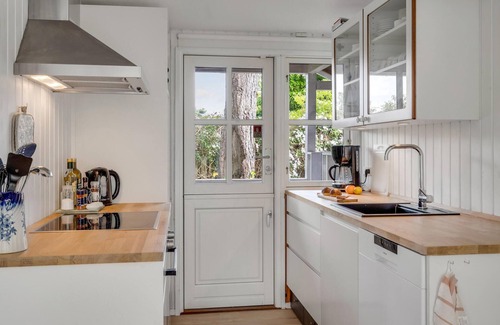 Beder Malling House | Discover the Inviting Red Cottage at Ajstrup Beach